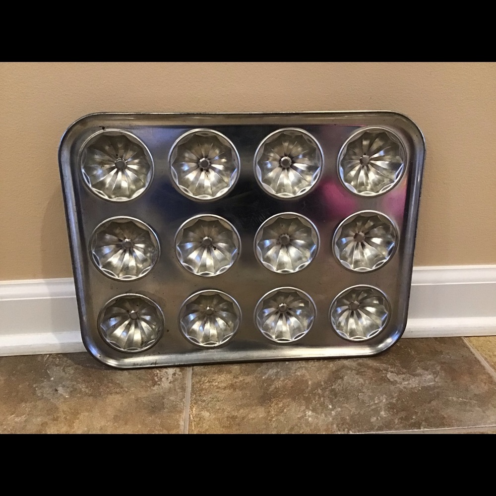 Fluted Cupcake Pan - 12 Cup